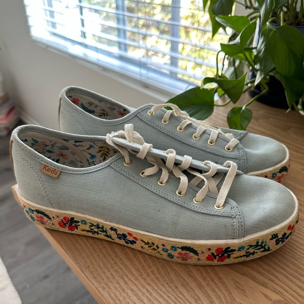 Embroidered keds